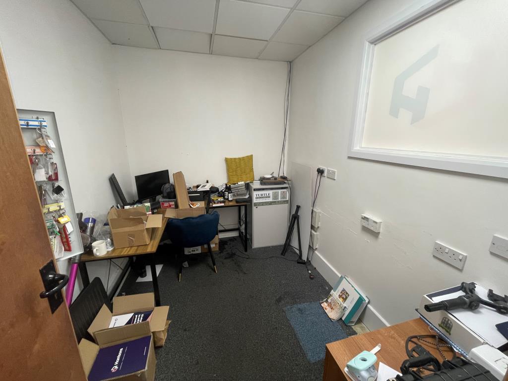 Lot: 114 - TOWN CENTRE COMMERCIAL INVESTMENT - Ground floor office